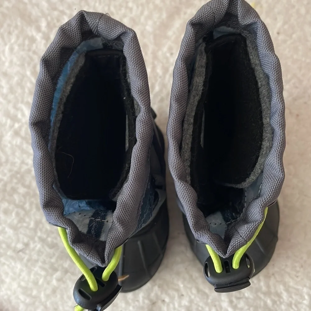 COLUMBIA NWT Snow Boots Size 5